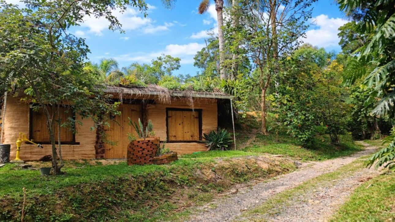 House built with potato and onion bags uses compacted earth, green roof, and underground bunker that preserves food for years in SC. (Image: ND+)