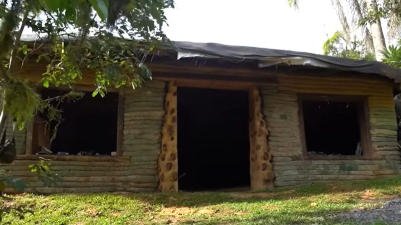 House built with potato and onion bags uses compacted earth, green roof, and underground bunker that preserves food for years in SC. (Image: ND+)