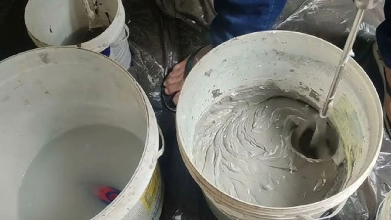 Cement mix with acrylic paint helps recover peeling walls, improve paint adhesion, and extend the durability of the finish.