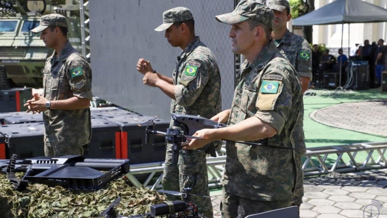 Brazilian Navy modernizes Naval Marines with attack drones, vessels of 74 km/h and 70 km missiles for coastal defense.