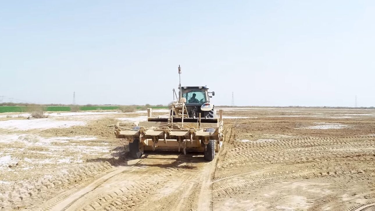 Laser leveling technology corrects soil unevenness, improves irrigation, and can reduce water consumption in crops by up to 30%.