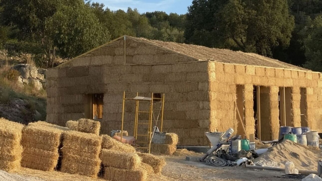 Houses made with straw bales stand out for thermal insulation, noise reduction, and the use of agricultural waste in efficient construction.