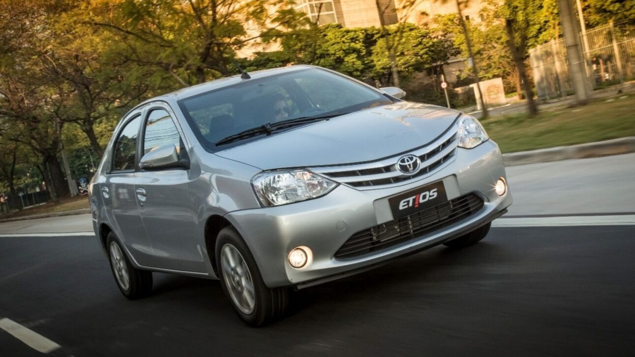 Toyota Etios Sedan XLS 1.5 AT 2017 combines an engine of up to 107 HP, automatic transmission, and a trunk of 562 liters, one of the largest among compact sedans sold in Brazil.