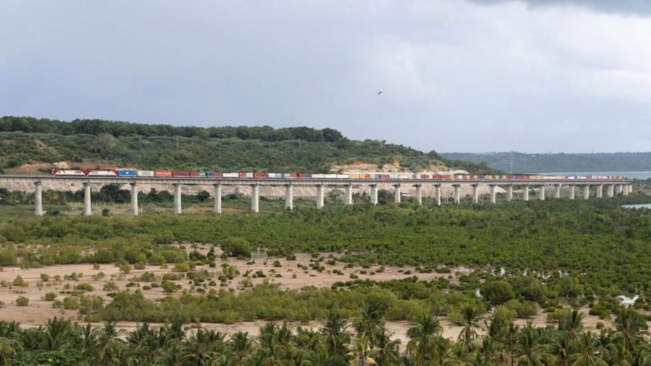 New railway financed by China connects Mombasa to Nairobi in 472 km, reduces travel from 12 to 4 hours and transforms logistics and economy of Kenya.