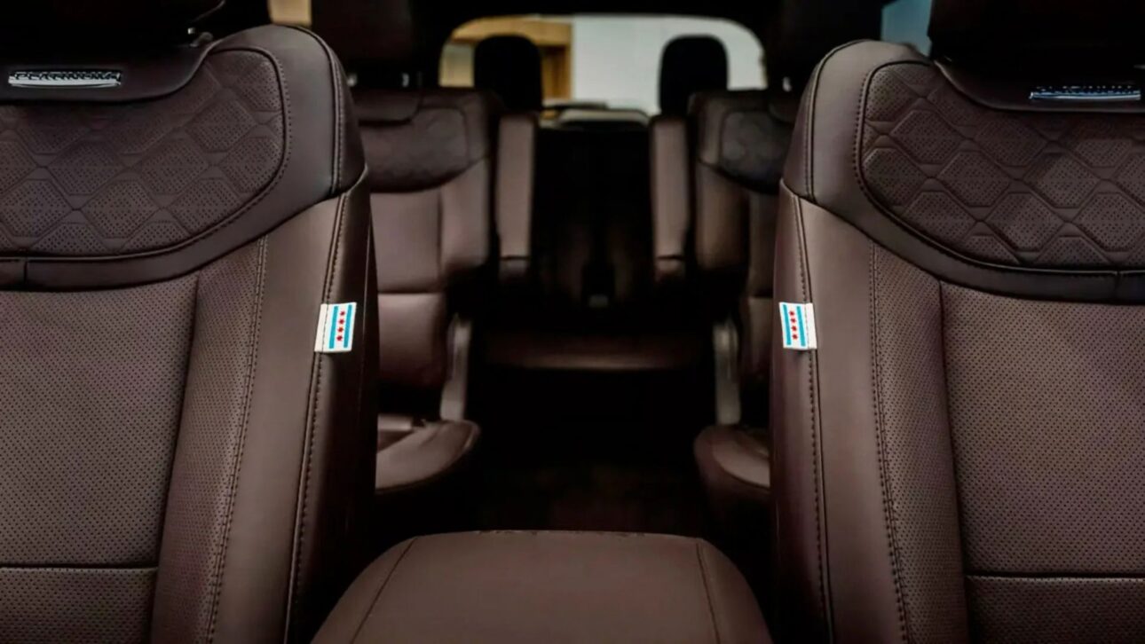 Ford Creates Exclusive 2026 Hybrid Explorer Platinum for Pope Leo XIV, Featuring 318 hp V6 Engine, 'DA POPE' Plates, and Chicago-Inspired Interior.