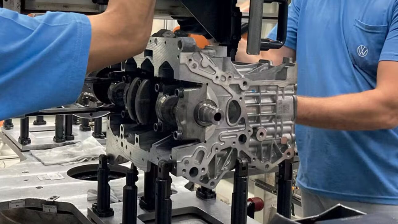 Volkswagen's factory in São Carlos produces one engine every 33 seconds and uses more than 150 checks to maintain a minimum failure rate. (Image; Press/Volkswagen)