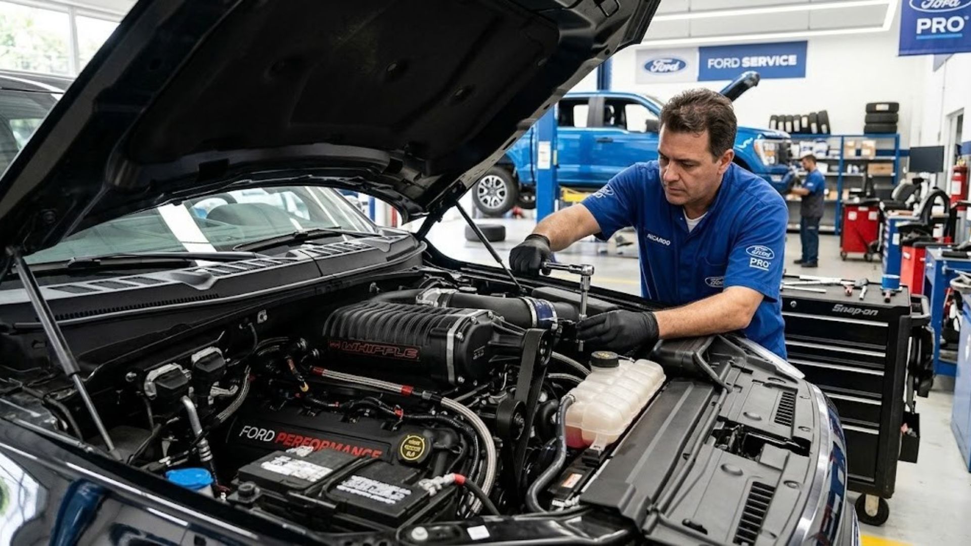 Ford lança kit supercharger oficial com garantia para F-150 V8 5.0 e Mustang GT e Dark Horse, elevando potência para até 821 cv com compressor Whipple.