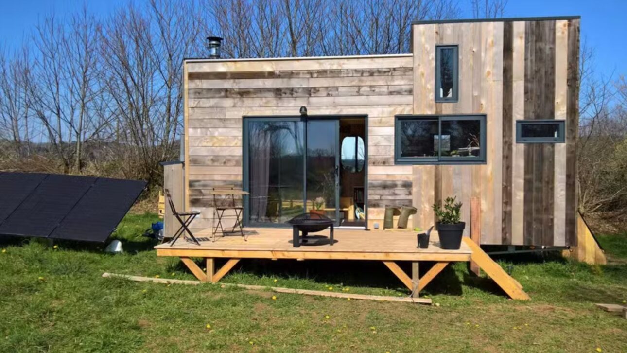 French tiny house of 6.6 m combines handmade woodwork, solar energy, and water autonomy to create a compact, sustainable, and functional tiny house.