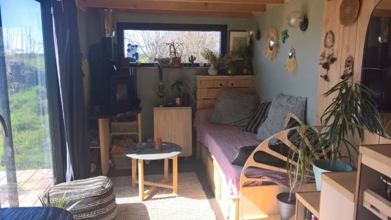 French tiny house of 6.6 m combines handmade woodwork, solar energy, and water autonomy to create a compact, sustainable, and functional tiny house.