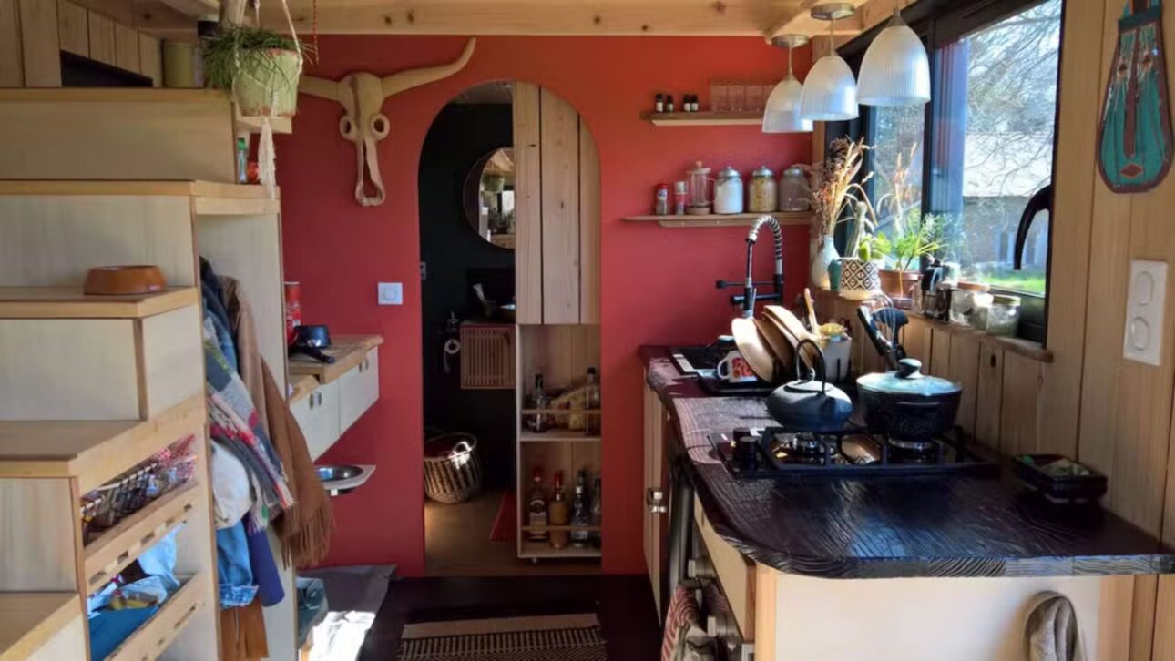 French tiny house of 6.6 m combines handmade woodwork, solar energy, and water autonomy to create a compact, sustainable, and functional tiny house.