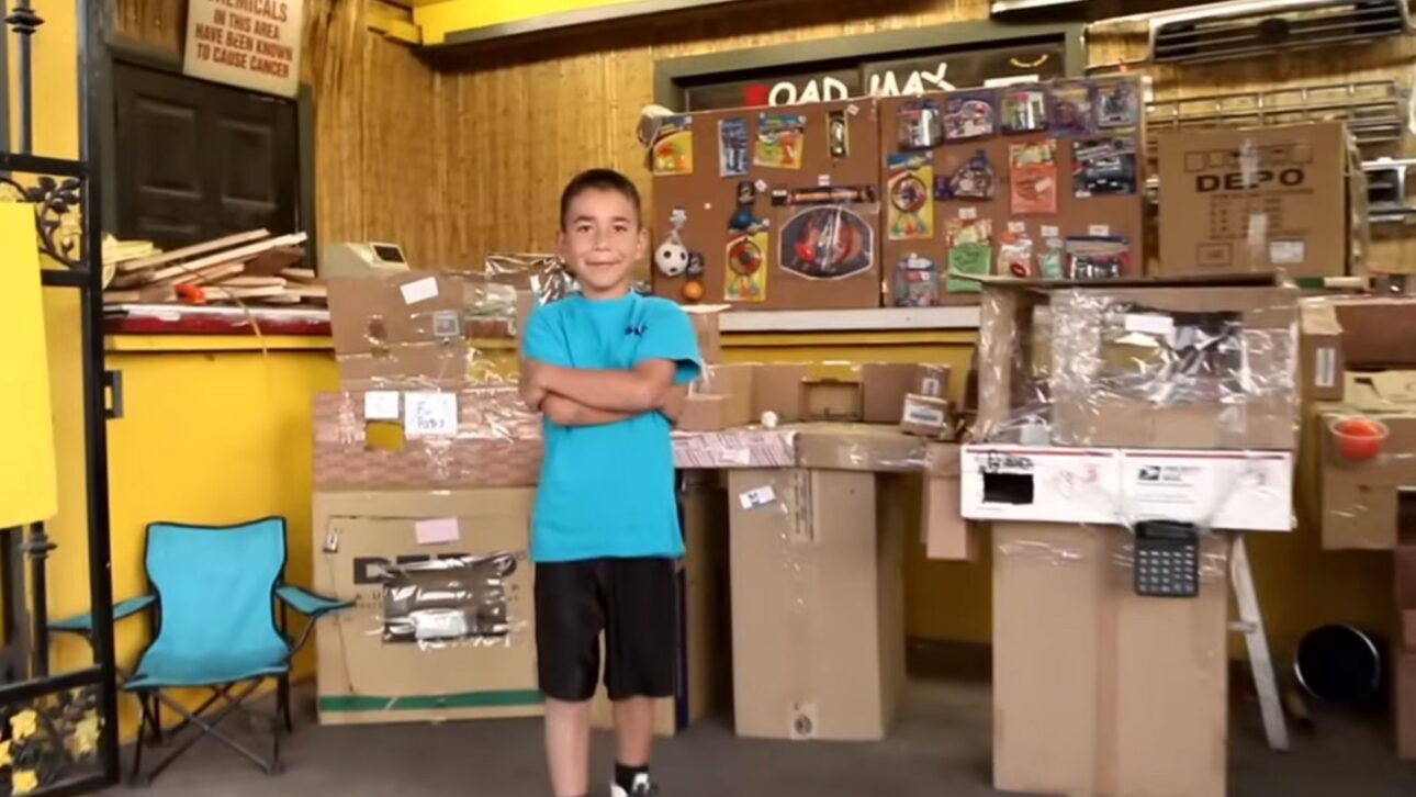 9-Year-Old Boy Creates Cardboard Arcade In His Father's Workshop In Los Angeles; Viral Video Inspires Global Project On Child Creativity. (Image: reprodução/ You Tube)