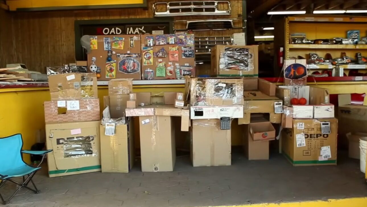9-Year-Old Boy Creates Cardboard Arcade In His Father's Workshop In Los Angeles; Viral Video Inspires Global Project On Child Creativity. (Image: reproduction/ You Tube)