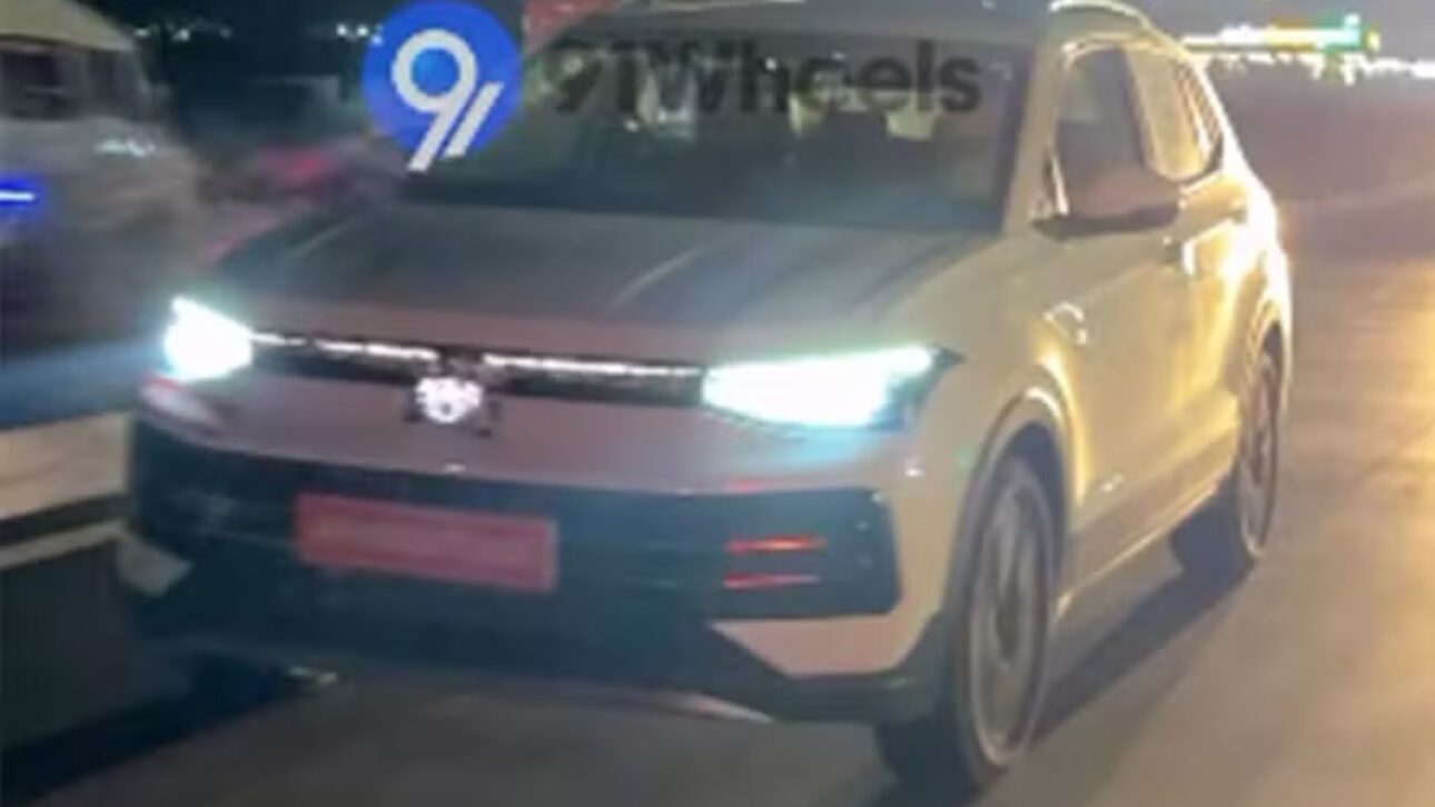 Spotted reveals new look of the Volkswagen T-Cross and indicates SUV with 1.5 TSI Evo2 hybrid engine of 150 hp, connected LED headlights and possible debut in Brazil in 2027.
