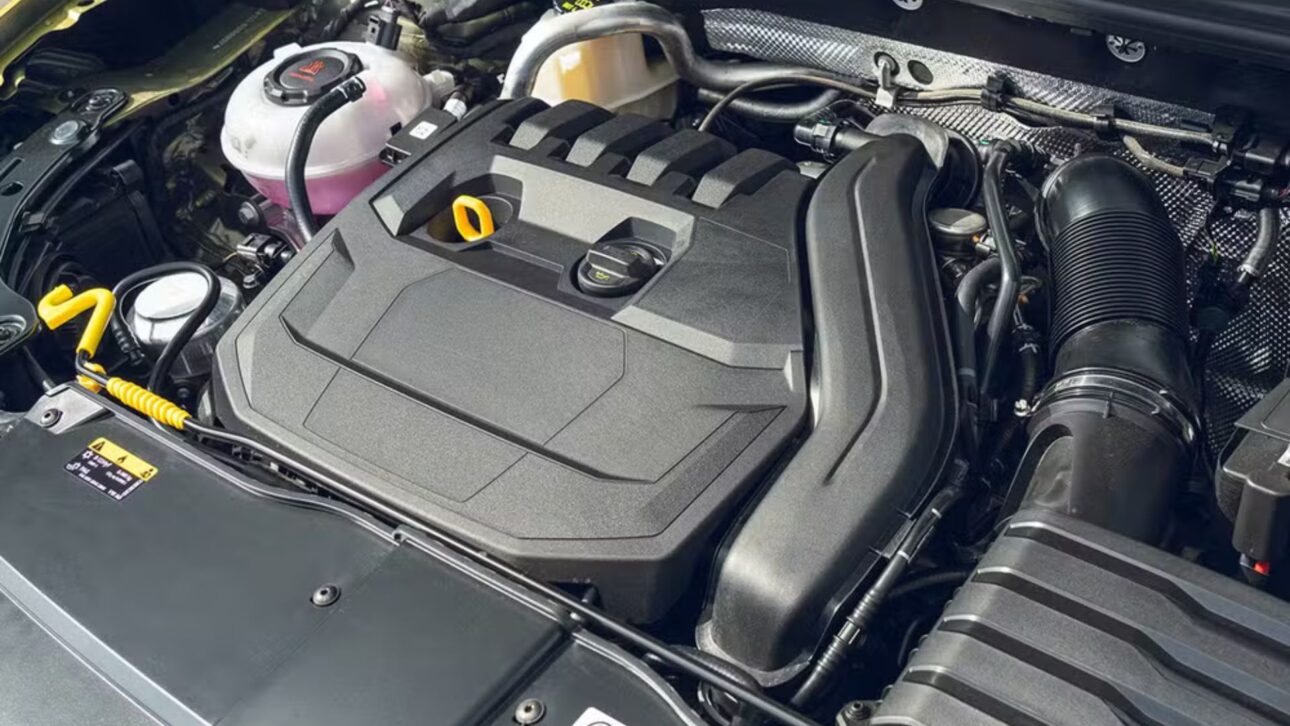 Spotted reveals new look of the Volkswagen T-Cross and indicates SUV with 1.5 TSI Evo2 hybrid engine of 150 hp, connected LED headlights and possible debut in Brazil in 2027.