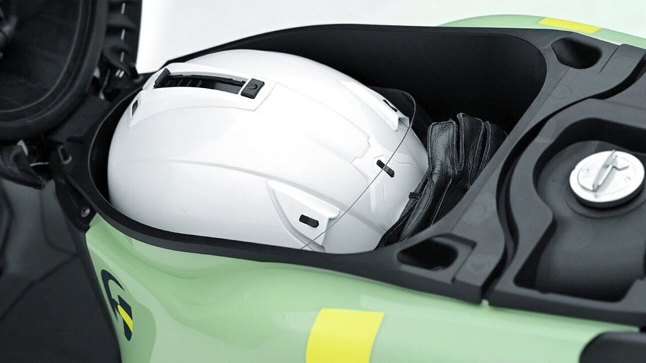 Yamaha Fazzio 2026 debuts in Japan with a 124 cc engine, 56.4 km/l consumption, smart key, Y-Connect, and weighing only 97 kg in a retro scooter. (Image: disclosure)