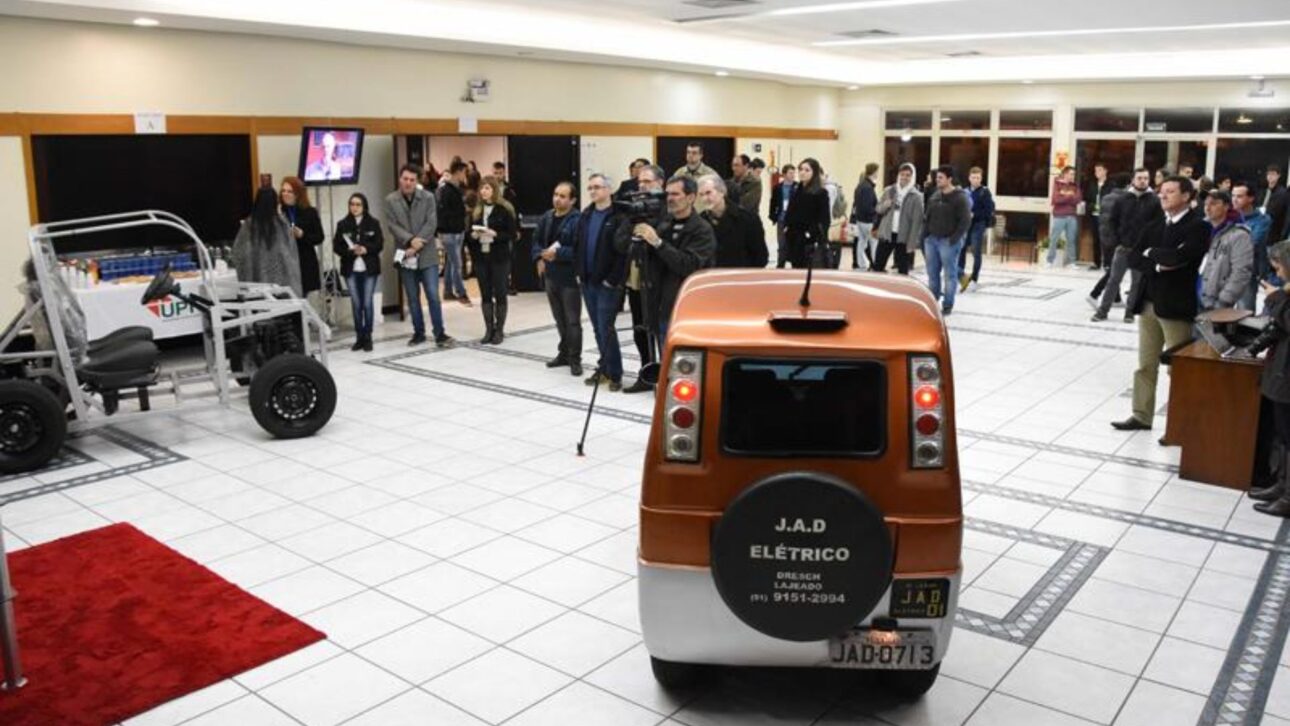 Gaucho retiree created an artisanal electric minicar that reaches 70 km/h and runs for about R$ 0.10 per km after inspiration in Italy. (Image: UPF Disclosure)