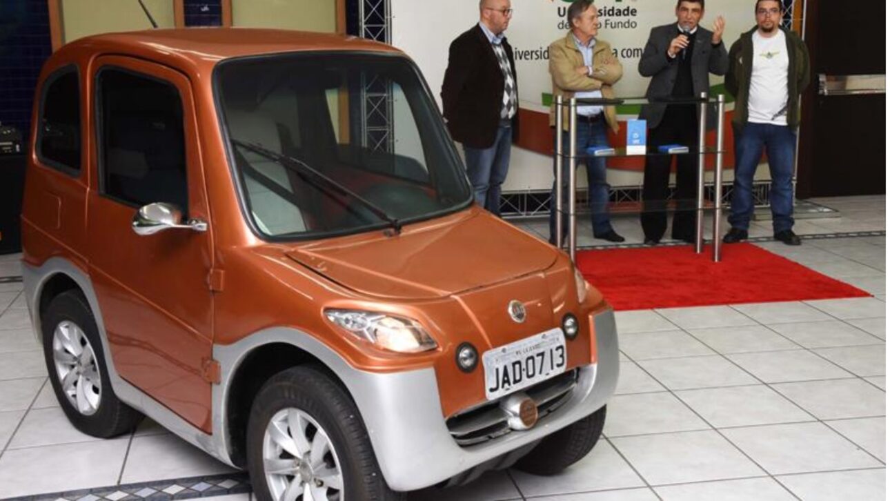 Gaucho retiree created an artisanal electric minicar that reaches 70 km/h and runs for about R$ 0.10 per km after inspiration in Italy. (Image: UPF Disclosure)