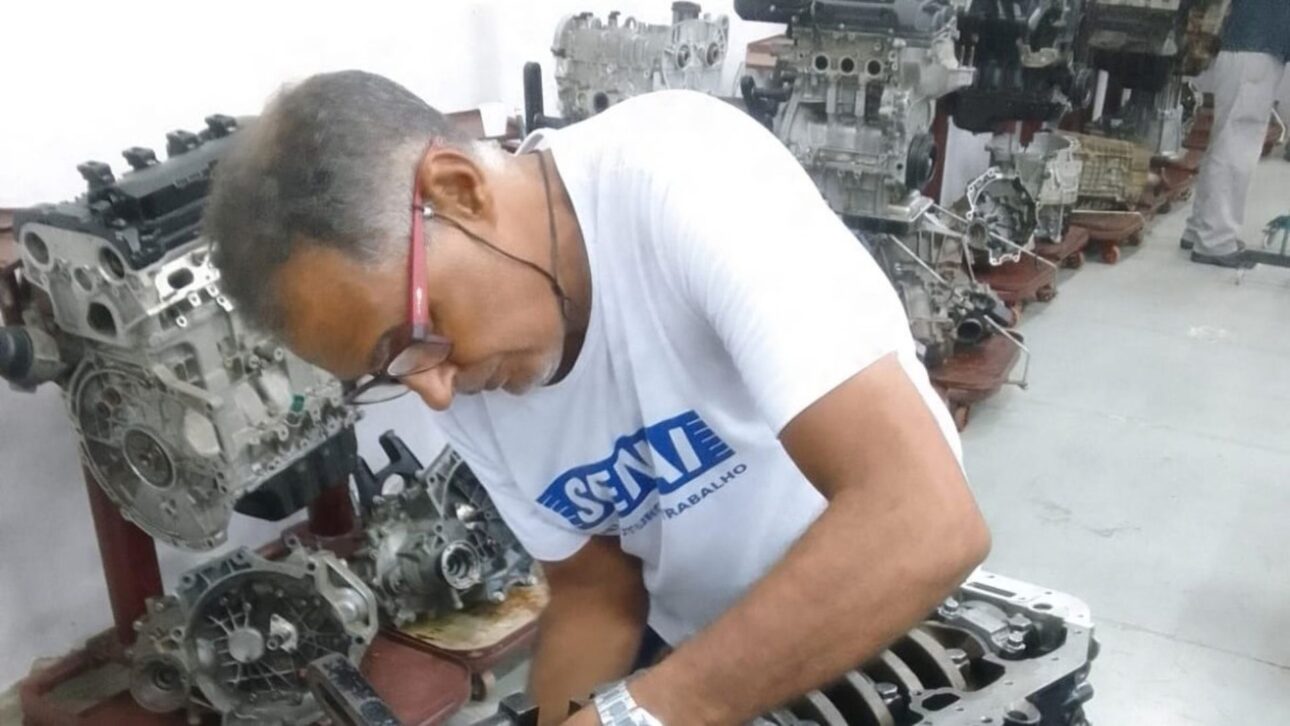 60-year-old man is literate through EJA, completes high school, and appears in a public competition in Rio Branco, showing the real impact of returning to school.