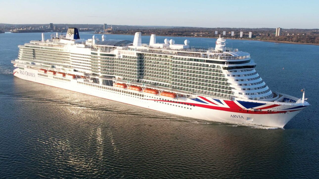 Arvia: megaship of 344 meters from P&O Cruises has a retractable glass dome, five pools, and more than 30 restaurants on board.