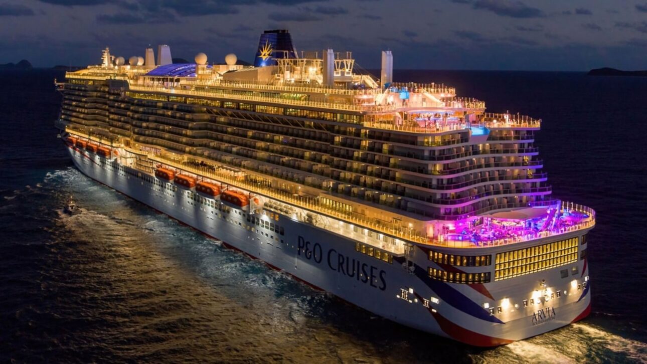 Arvia: megaship of 344 meters from P&O Cruises has a retractable glass dome, five pools, and more than 30 restaurants on board.