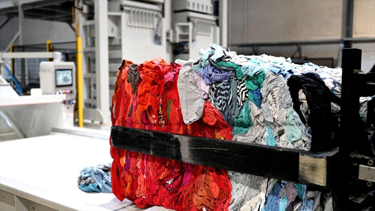 Textile waste ceases to be trash and begins to feed factories that transform used clothes into new fibers of cotton and polyester.