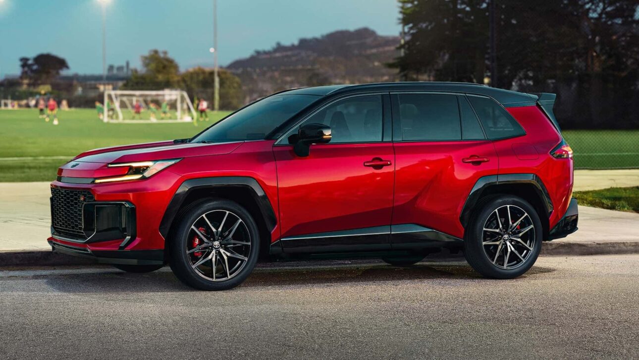 Toyota RAV4 2026 Eliminates Gasoline Engines And Arrives Only As A Hybrid Or PHEV, With A Screen Up To 12.9", A 12.3" Digital Dashboard, GR Sport Version And A Starting Price Of US$ 31,900.
