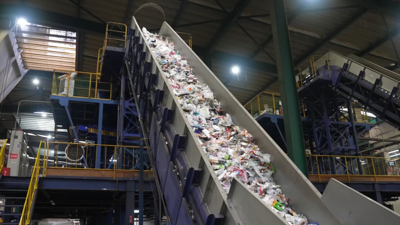 Japanese city transforms waste into pallets with advanced recycling technology that separates PP and PE and reduces plastic contamination.