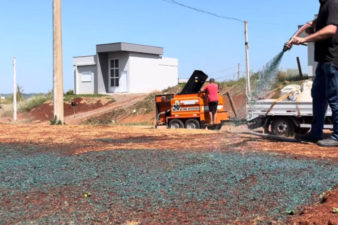 Liquid grass with hydroseeding costs less than the sod and facilitates slopes and inclined lands with more practical green coverage.