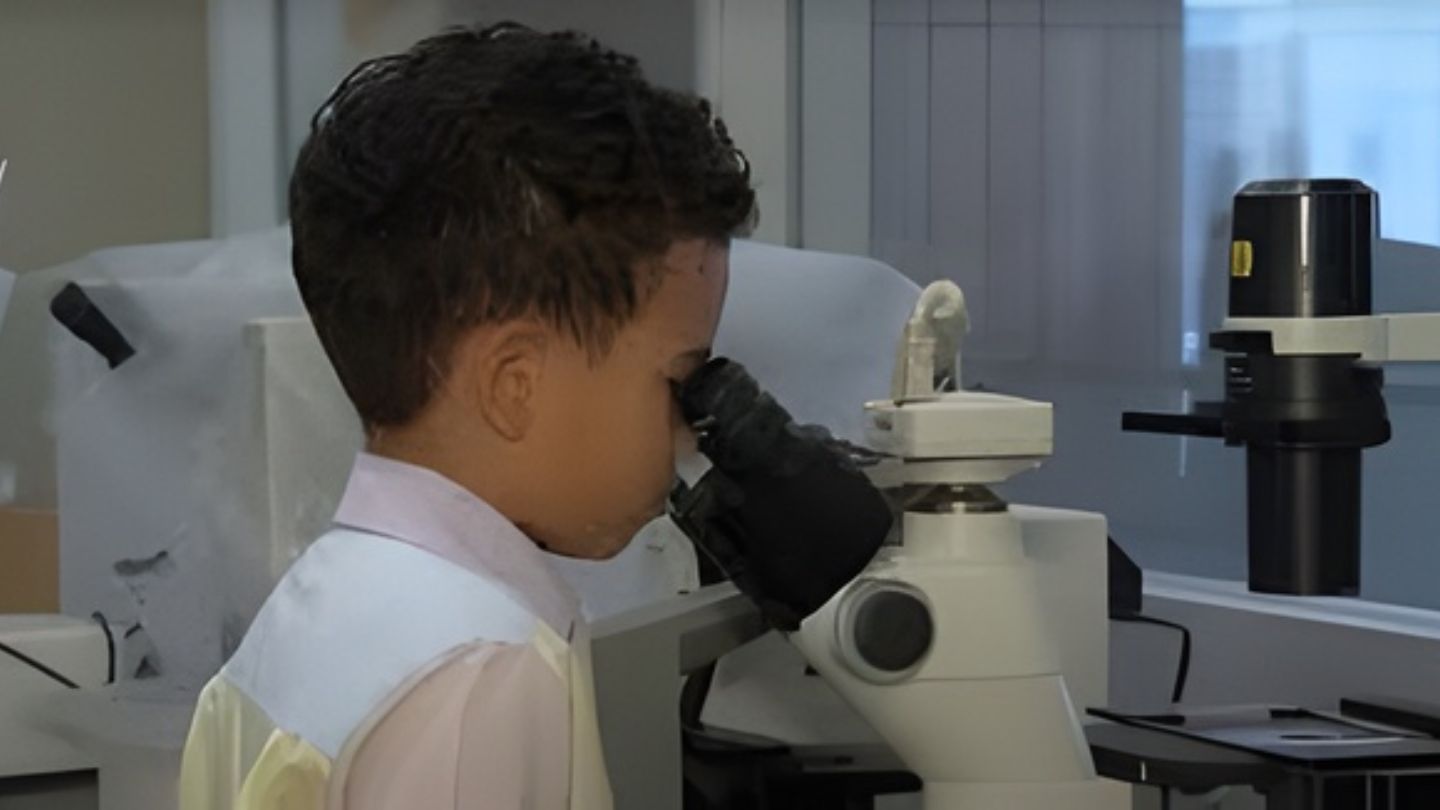 Menino de 9 anos começa a frequentar aulas de neurociência em faculdade dos EUA enquanto ainda cursa escola regular e impressiona professores com domínio de temas avançados do cérebro