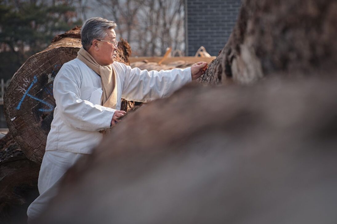 Korean carpenter explains hanok with wood, tradition, and structure in houses that breathe and challenge modern haste.