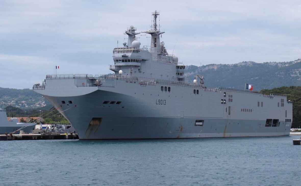With about 21,000 tons, a hangar for up to 16 helicopters, and the ability to transport troops, vehicles, and landing crafts, the amphibious ships of the Mistral class have transformed the way military forces can project power from sea to land