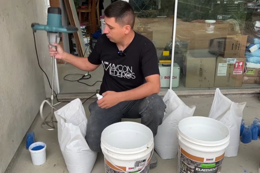 Pigmented liquid floor with self-leveling cement, resin, and blue pigment transforms home, studio, and garage with a few millimeters and modern finish.