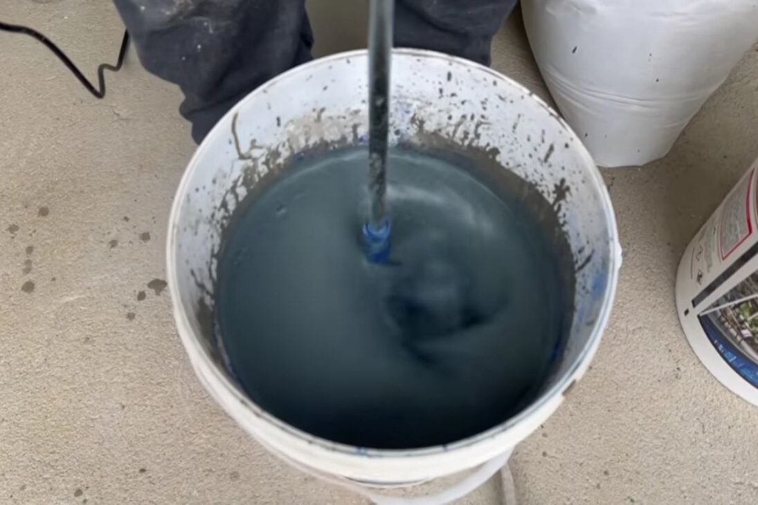 Pigmented liquid floor with self-leveling cement, resin, and blue pigment transforms home, studio, and garage with a few millimeters and modern finish.
