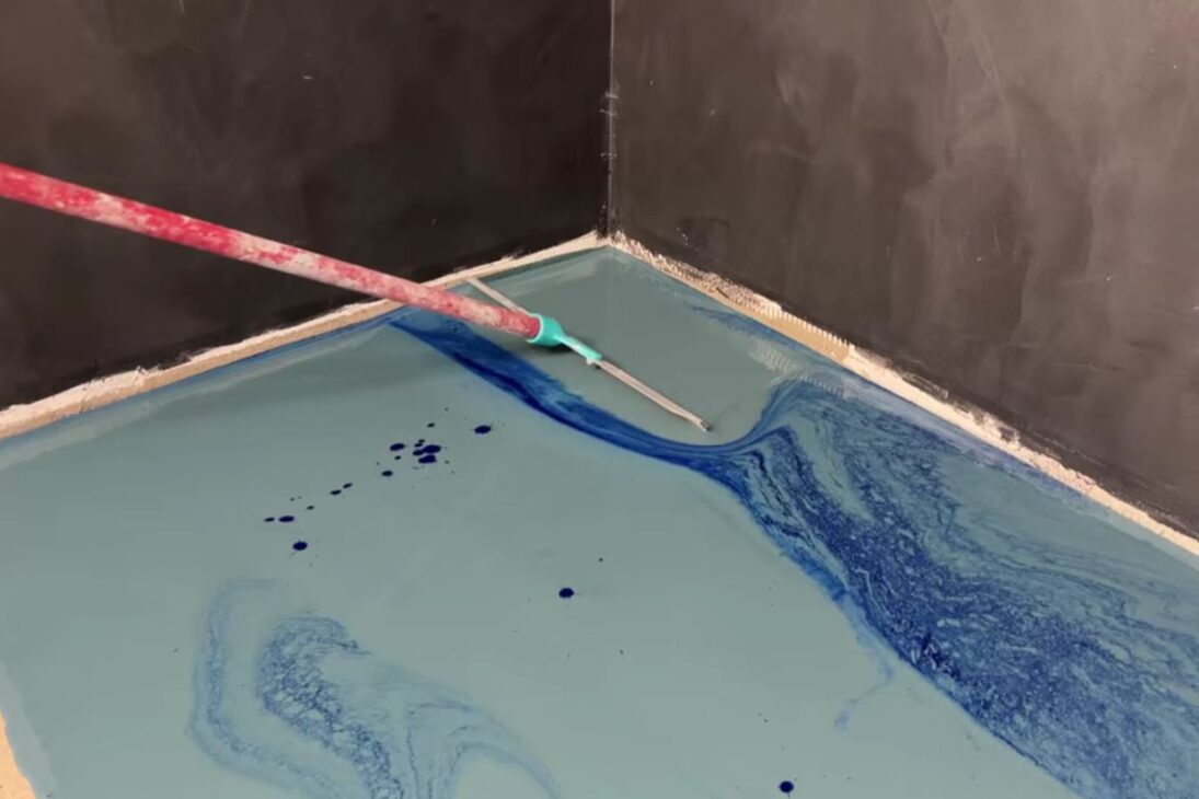 Pigmented liquid floor with self-leveling cement, resin, and blue pigment transforms home, studio, and garage with a few millimeters and modern finish.