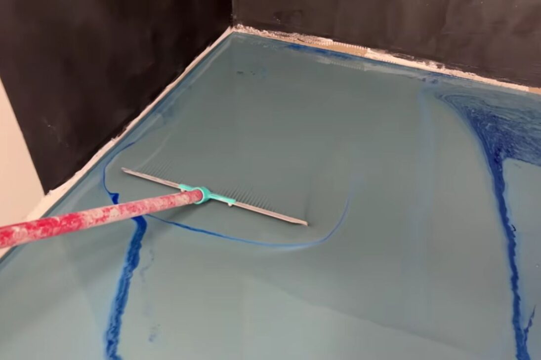 Pigmented liquid floor with self-leveling cement, resin, and blue pigment transforms home, studio, and garage with a few millimeters and modern finish.