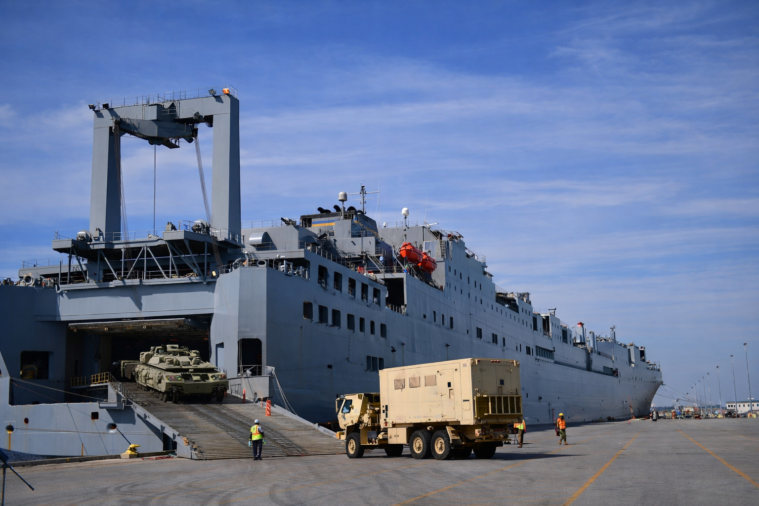 Com cerca de 60.000 toneladas e capacidade para levar tanques, helicópteros, munição e combustível para 30 dias de combate, os navios de pré-posicionamento classe Bob Hope permanecem ancorados em oceanos estratégicos prontos para entregar o equipamento de uma brigada inteira de 17.000 marines