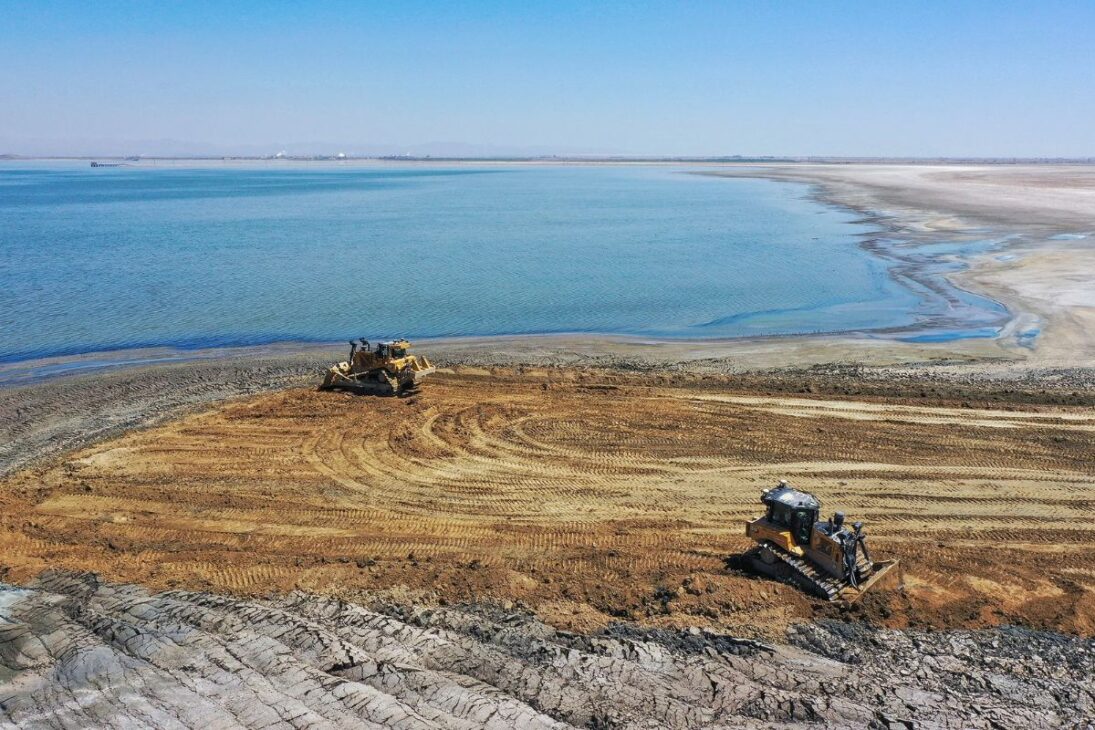huge lake in the California desert, the Salton Sea appeared when the Colorado River went out of control and today represents a growing environmental and health crisis.