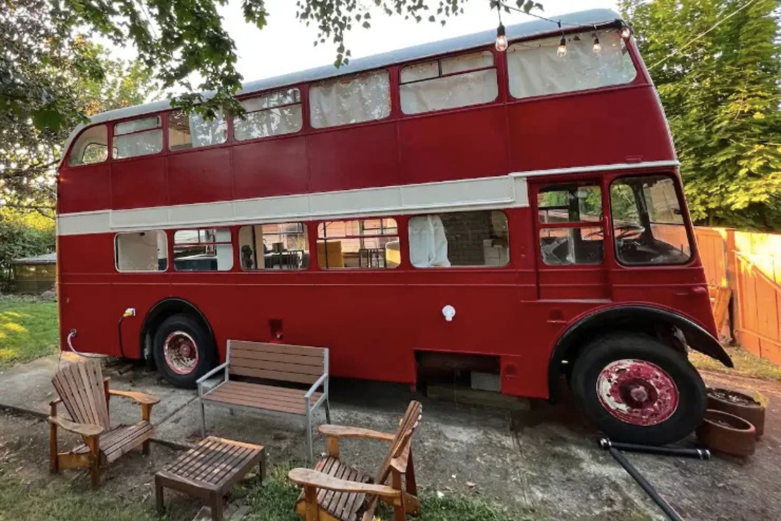 Homem comprou um ônibus londrino de dois andares sem nunca ver pessoalmente, investiu US$ 22 mil na reforma e hoje aluga o veículo histórico de 1953 no Airbnb gerando renda mensal de quase US$ 3.000 por mês