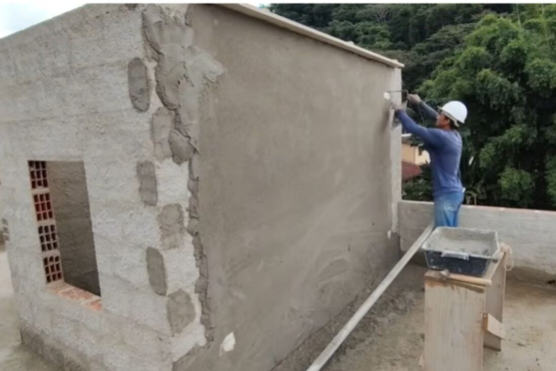 Mason teaches plaster with plumb, benchmarks, and finishing to leave the wall aligned and smooth even for beginners.