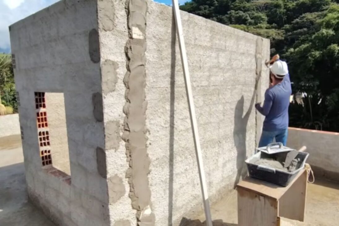 Mason teaches plumb, guides, and finishing to leave the wall aligned and smooth even for beginners.