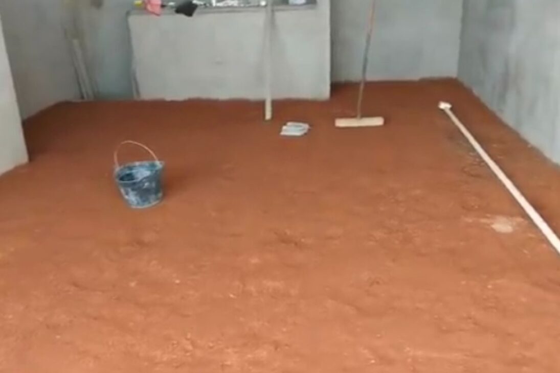 Mason teaches floor leveling with a level, ruler, and well-defined slope to avoid water pooling and unevenness.