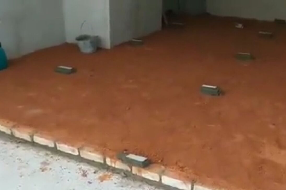 Mason teaches floor leveling with a level, ruler, and well-defined slope to avoid water pooling and unevenness.