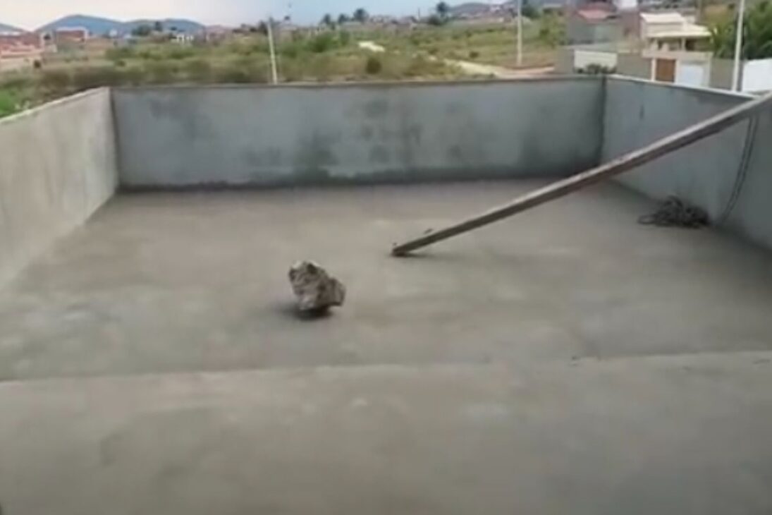 Mason teaches floor leveling with a level, ruler, and well-defined slope to avoid water pooling and unevenness.