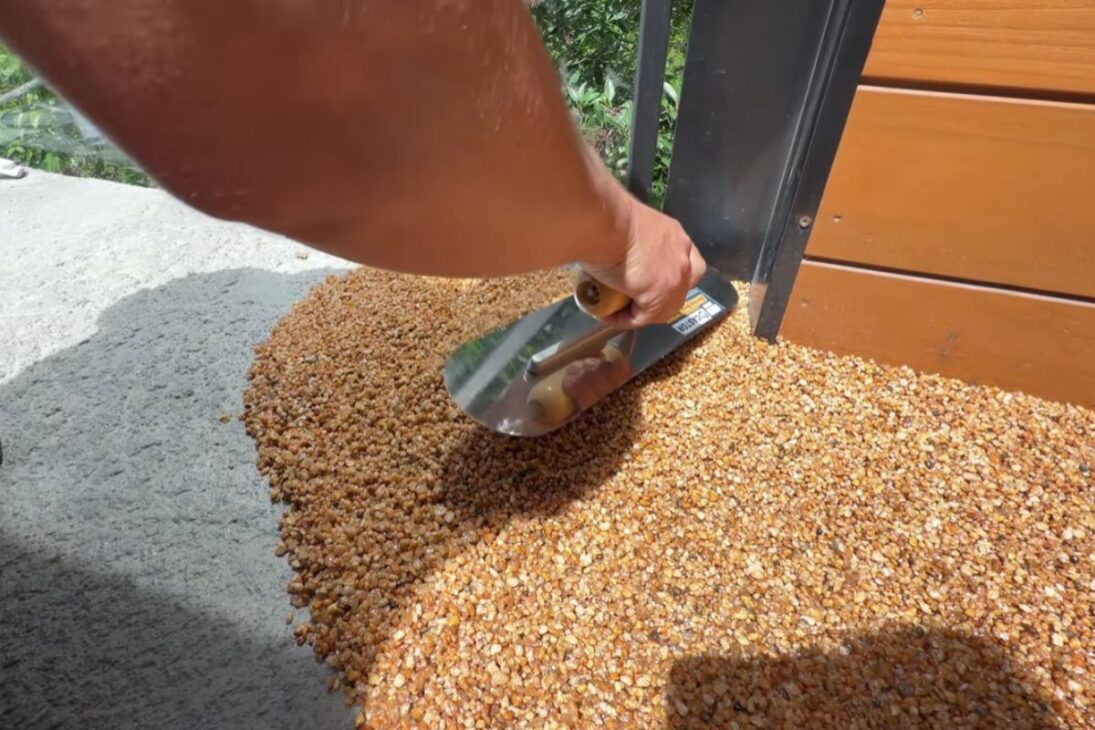 Stone flooring for outdoor area applied over slab provides drainage finish, without grout, with natural look, quick water drainage, and resistance for people circulation.