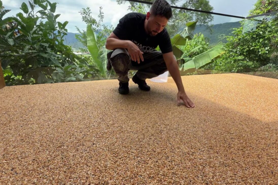 Stone flooring for outdoor area applied over slab provides drainage finish, without grout, with natural look, quick water drainage, and resistance for people circulation.