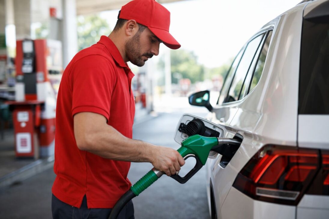 Attendant In The United States: Oil Crisis And Self-Service Changed The Stations And Helped Lower Gas Prices.