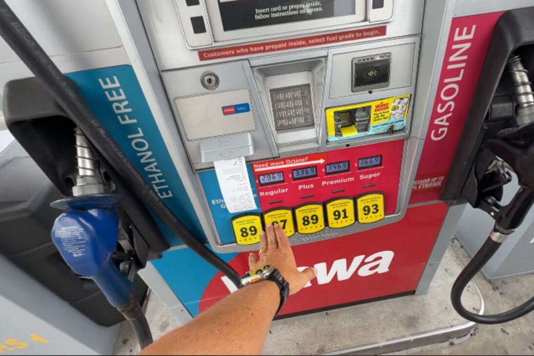 Attendant In The United States: Oil Crisis And Self-Service Changed The Stations And Helped Lower Gas Prices.