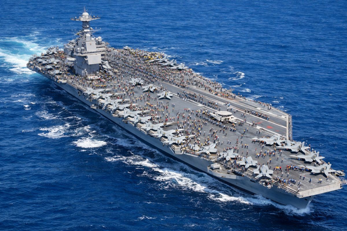 Porta-aviões nuclear de 333 metros funciona como cidade flutuante com 4.500 pessoas, reatores nucleares, hospital, produção própria de água e até 18 mil refeições por dia (1)