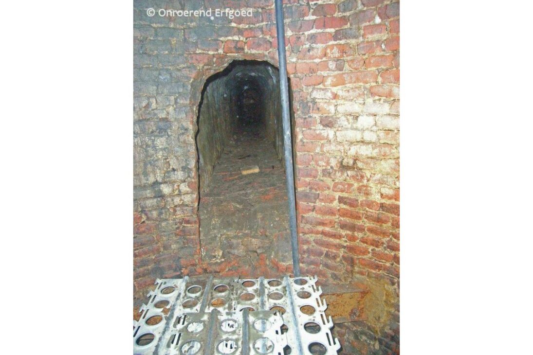 renovation of a mansion in Tielt reveals tunnel, well, and underground connection on Nieuwstraat under historic houses of Belgium.