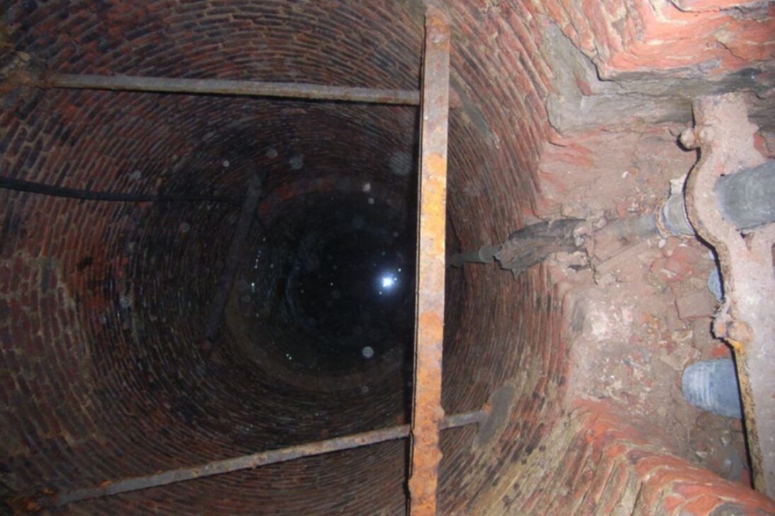 renovation of a mansion in Tielt reveals tunnel, well, and underground connection on Nieuwstraat under historic houses of Belgium.